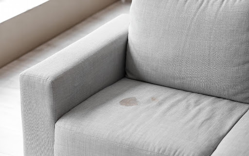 Škvrny na dizajnovom nábytku: Ako ich odstrániť z pohovky?